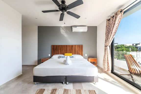 Studio Suite w/ Private Balcony + Rooftop, Pool Gym