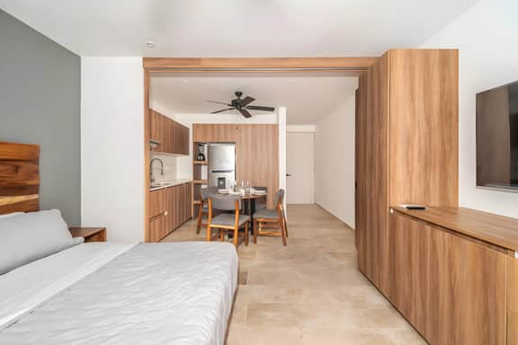 King Studio w/ Private Balcony + Rooftop Pool, Gym