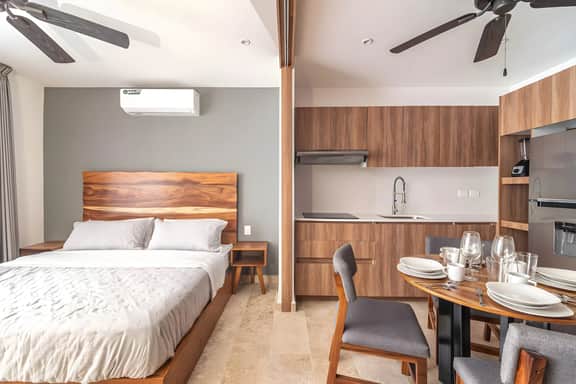 King Studio w/ Private Balcony + Rooftop Pool, Gym