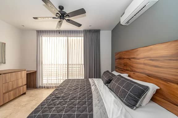 King Studio w/ Private Balcony + Rooftop Pool, Gym