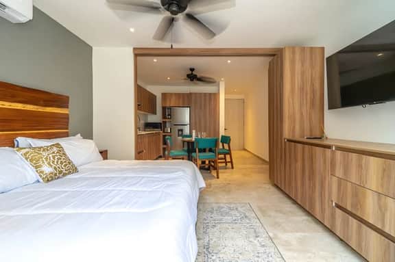 King Studio w/ Balcony, Gym Rooftop Pool | Lik Zama