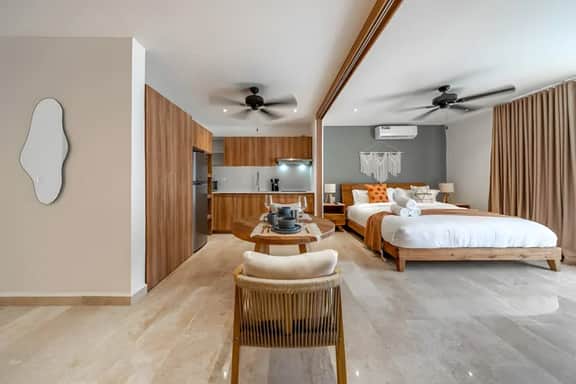King Studio w Private Balcony  Rooftop Pool & Gym