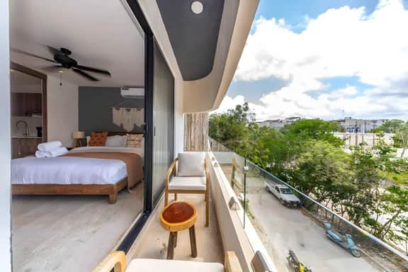 King Studio w Private Balcony  Rooftop Pool & Gym