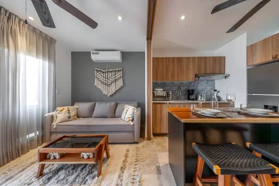 Modern 2-Level Condo w/Rooftop Pool -Sleeps 4