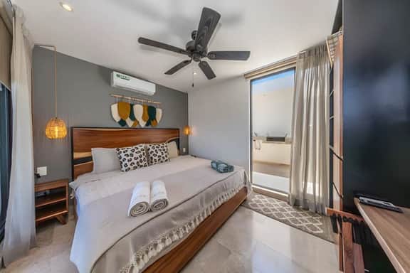 Modern 2-Level Condo w/Rooftop Pool -Sleeps 4