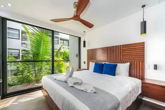 1 BD Suite w/ Pool, Balcony in trendy La Veleta