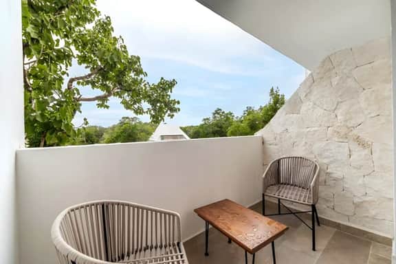 King Suite w/ Private Balcony, Gym + Rooftop Pool