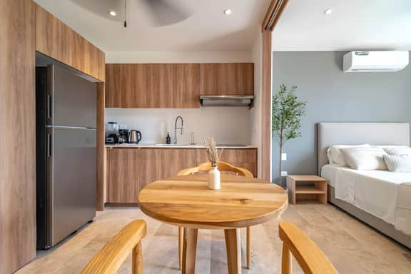 Lux Studio w/ Private Balcony + Rooftop Pool, Gym