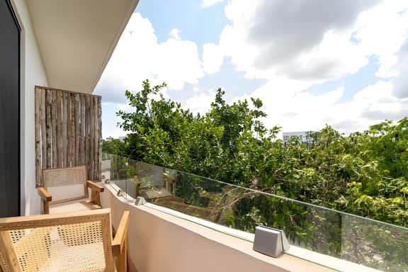 Lux Studio w/ Private Balcony + Rooftop Pool, Gym