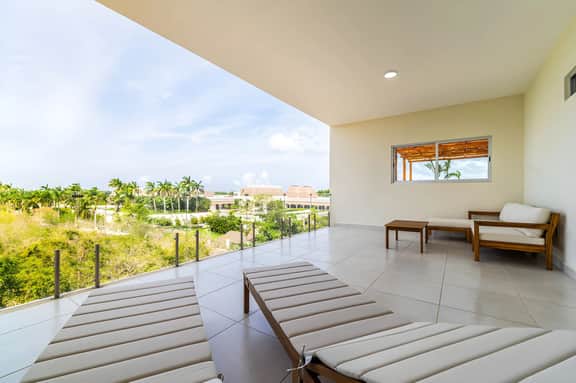 Elegant  Penthouse w/ Jungle View Terrace, Pool, Jacuzzi