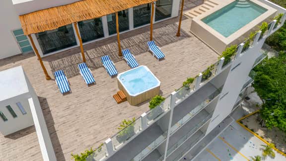 Elegant  Penthouse w/ Jungle View Terrace, Pool, Jacuzzi