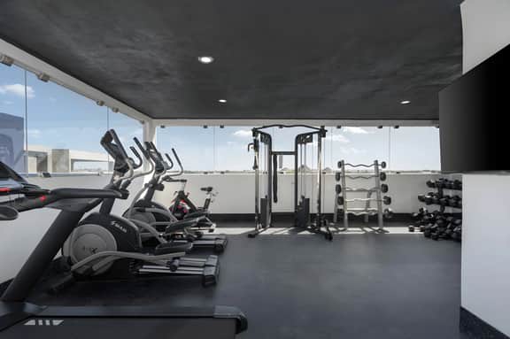 2 BD Suite w/ Rooftop Pool + Gym