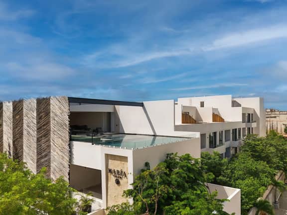 Lux 1BR w/ Rooftop Pool, Close to Beach