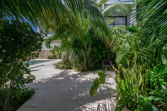 1 BD Suite w/ Pool, Balcony in trendy La Veleta