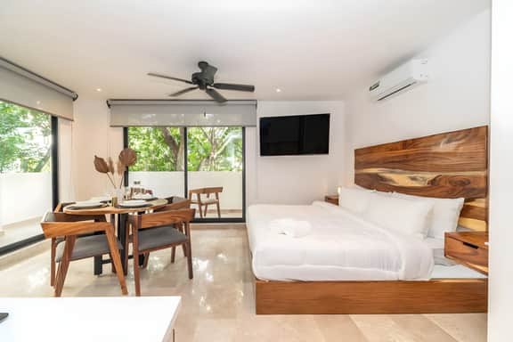 King Suite w/ Balcony, Gym + Rooftop Pool