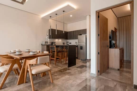Luxury 2BR w/Rooftop Pool & Gym I Walk to Beach