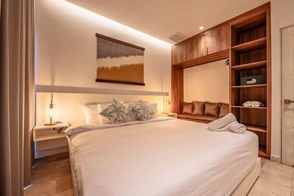 Luxury Beach Condo w/Rooftop Pool, Gym & Parking