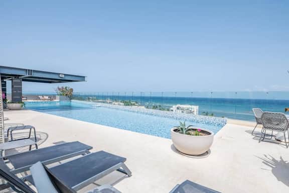 Luxury Beach Condo w/Rooftop Pool, Gym & Parking