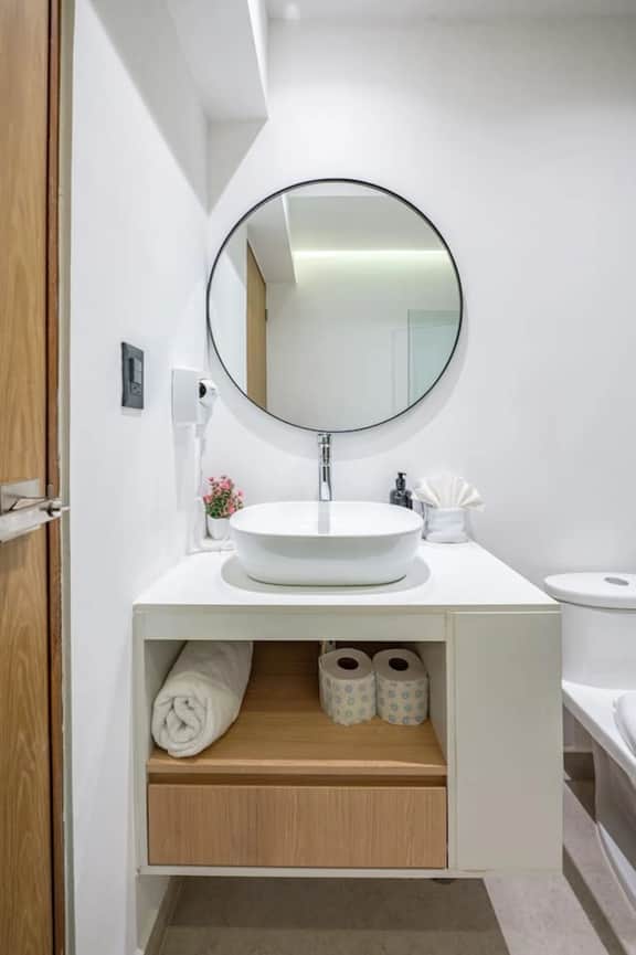 Stylish 1BR | Gym, Rooftop Pool & Lounge w/Parking - Image 4