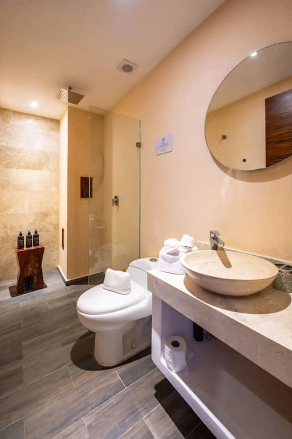Stylish 2BR Condo, Hot Tub, Gym & Rooftop Pool - Image 4