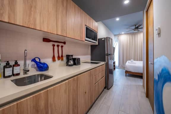 King Studio | Oceanview Pool & Gym | Free Parking - Image 5