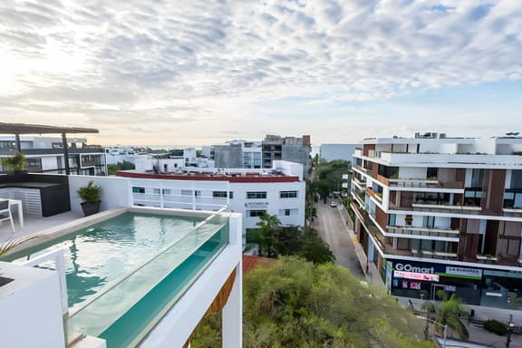 Modern Studio w/Rooftop Pool-Walk to Beach+5th ave
