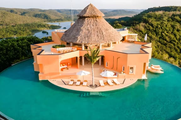 6BD Iconic Villa w/360° Pool & Private Beach
