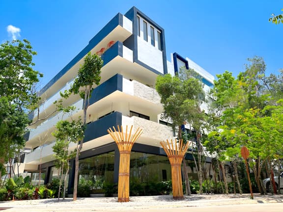 King Suite w/ Balcony, Gym + Rooftop Pool