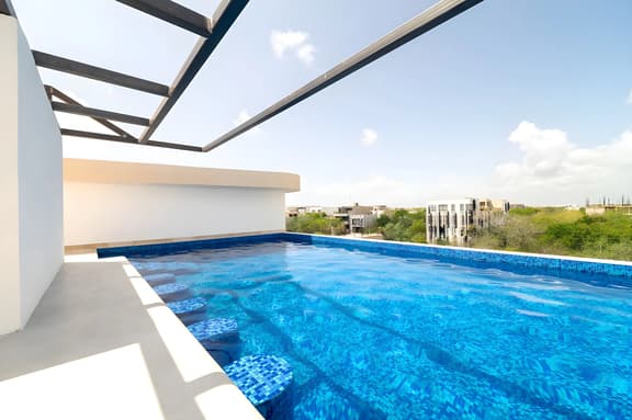 King Studio w/ Private Balcony + Rooftop Pool, Gym