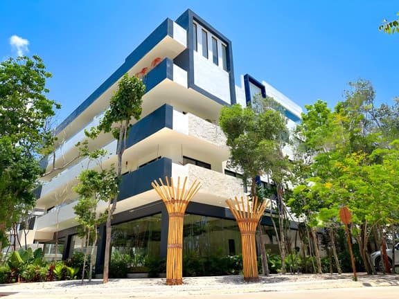 King Suite w/ Private Balcony, Gym + Rooftop Pool