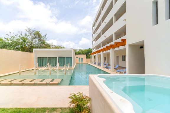 Elegant  Penthouse w/ Jungle View Terrace, Pool, Jacuzzi