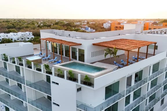 Stylish 2 BR Condo w/Balcony, Rooftop Pool, Jacuzzi