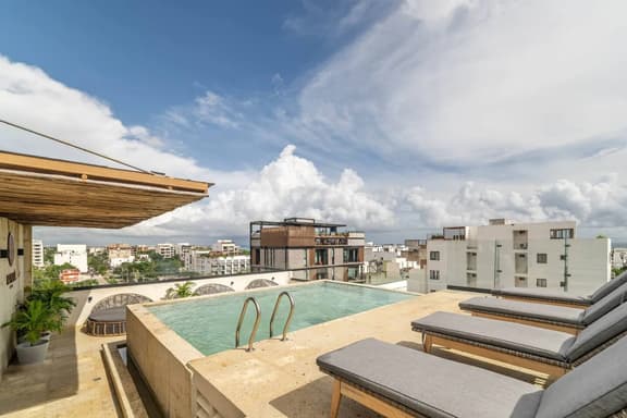 Stylish Studio w/ Rooftop Pool +Walk to Beach, 5th Ave
