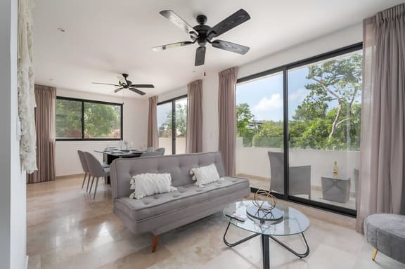 2 BD Suite w/ Rooftop Pool + Gym