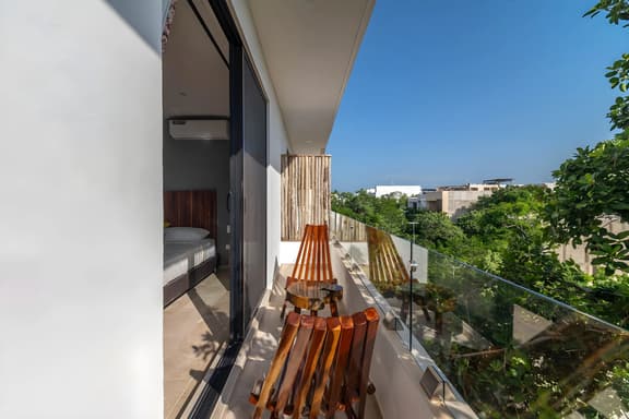 Studio Suite w/ Private Balcony + Rooftop, Pool Gym