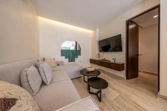 Lux 2BR w/ Plunge Pool, Close to Beach