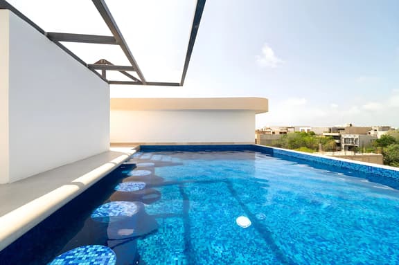 King Studio w/ Private Balcony, Gym + Rooftop Pool