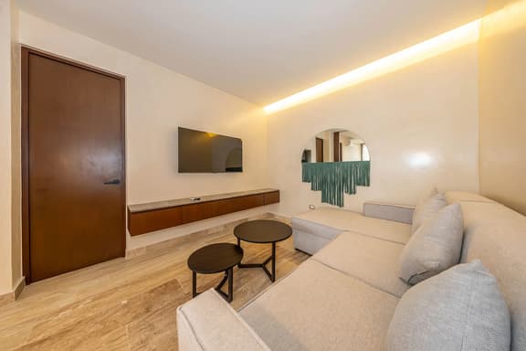 Lux 2BR w/ Rooftop Pool + Close to Beach