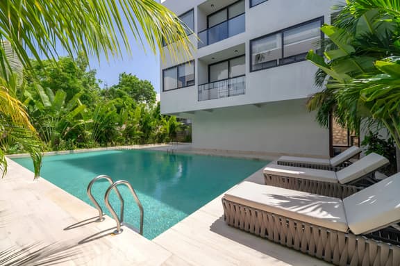 1 BD Suite w/ Pool, Balcony in trendy La Veleta