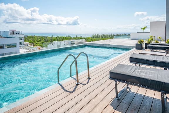 Stylish 1BR | Gym, Rooftop Pool & Lounge w/Parking - Image 1