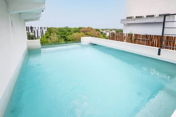Stylish 2BR Condo, Hot Tub, Gym & Rooftop Pool - Image 1