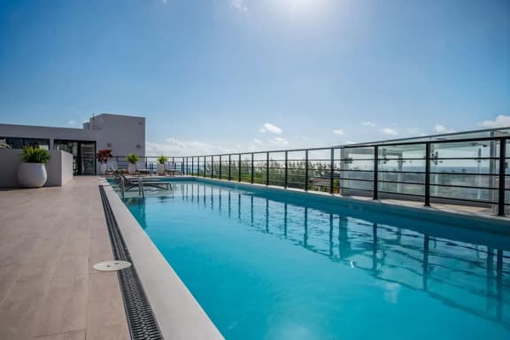 King Studio | Oceanview Pool & Gym | Free Parking - Image 1